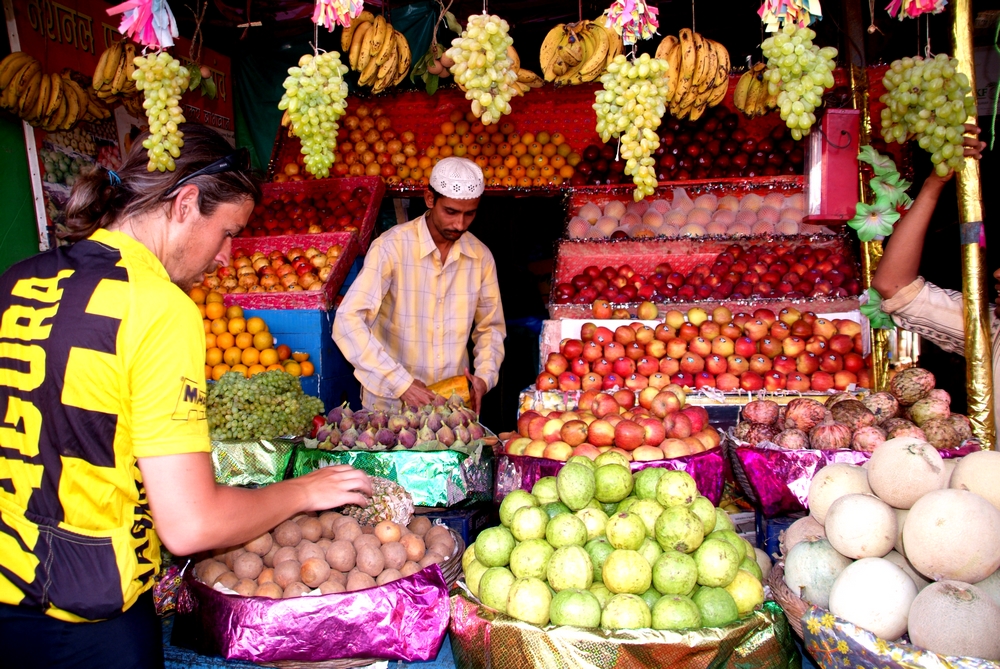 Indien_Einkauf_an_Obststand.JPG