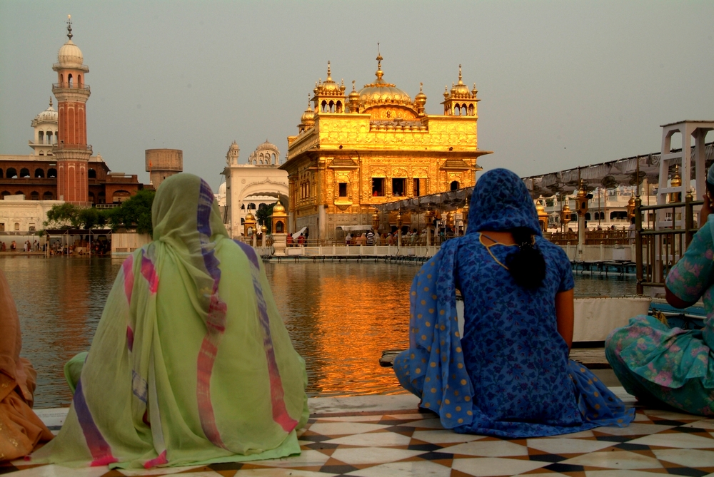 Indien_Frauen_am_goldenen_Tempel.JPG