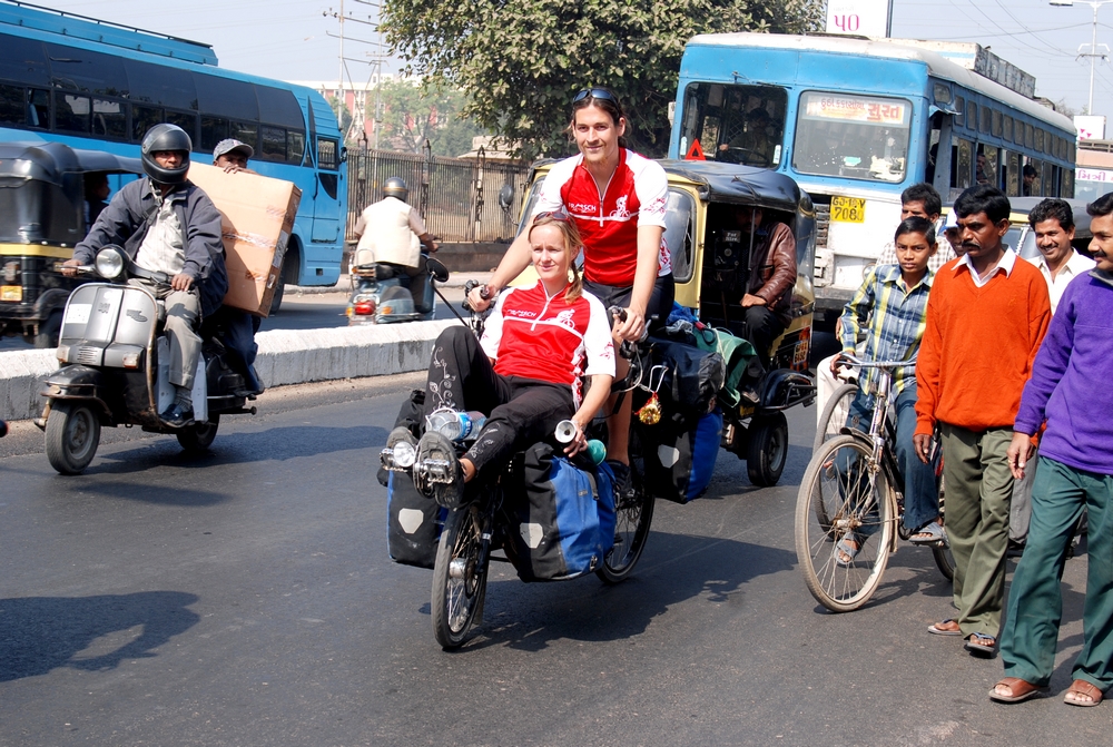 Indien_Radfahren_in_der_Menge.JPG