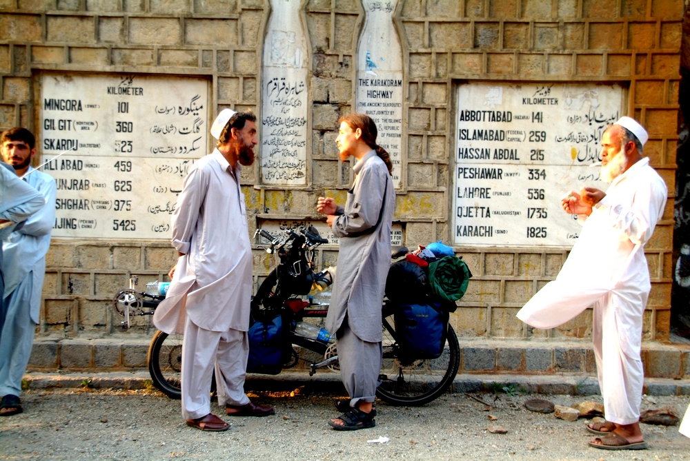 Pakistan_Plausch_mit_Einheimischen.jpg