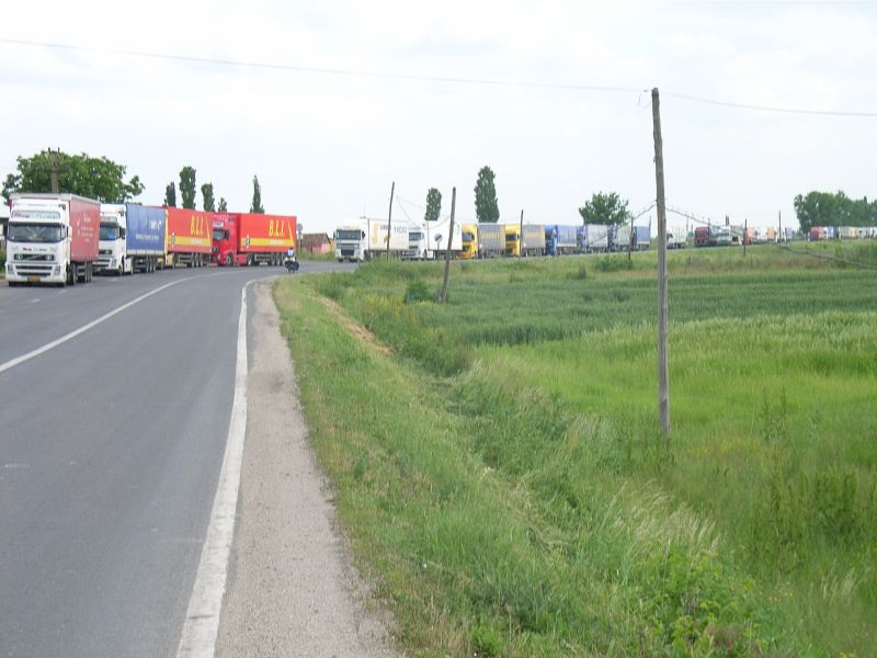 panorama lkw schlange an der Grenze