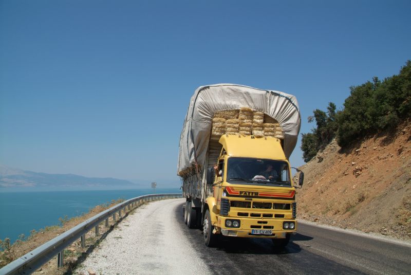 überladener LKW mit Strohballen