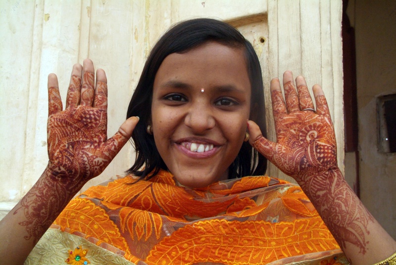 	Indien: Mendi Handbemalung vor Hochzeit	