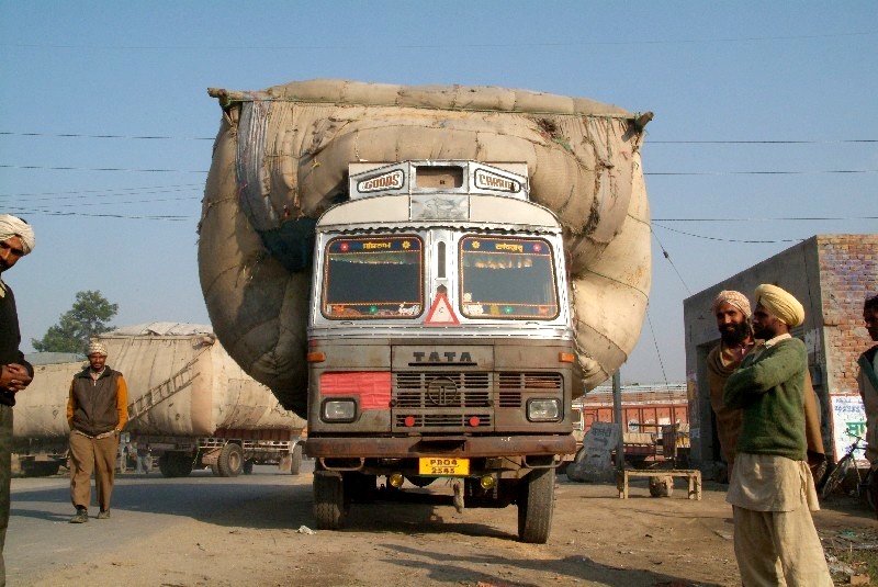 	Indien: Überladene Fahrzeuge na klar	