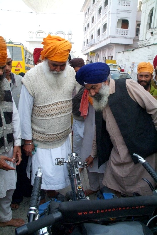 	Indien: Sikhs bestaunen unser kurioses Tandem Hase Pino	