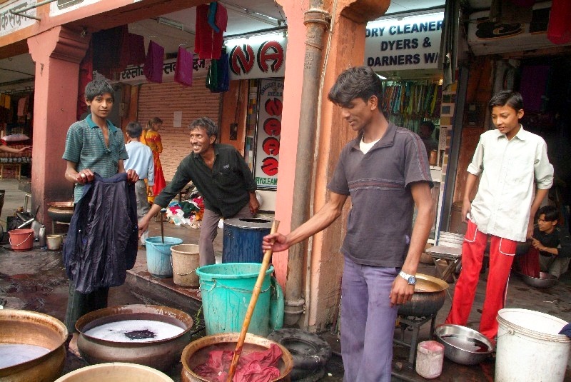 	Indien: Kleider färben	