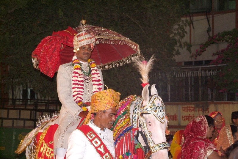 	Indien: Bräutigam bei Hochzeitsfeier	