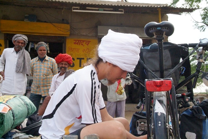 	Indien: Benny muss mal wieder eine Speiche flicken	