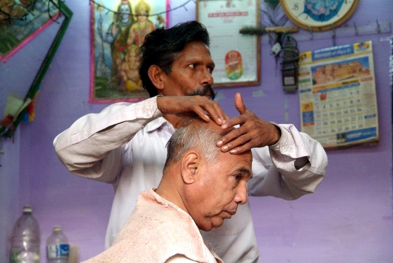 Rajasthan, Indien: Friseur an der Strasse