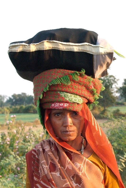 	Gujarat und Bombay, Indien: Frau mit Tracht in Gujarat	