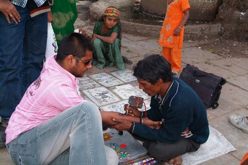 	Gujarat und Bombay, Indien: Strassentätowierer	