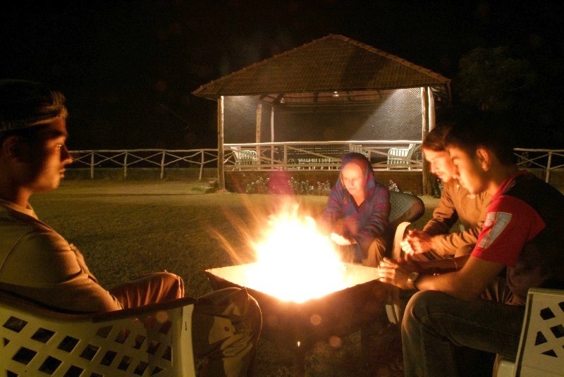 	Gujarat und Bombay, Indien: Abends am Lagerfeuer	