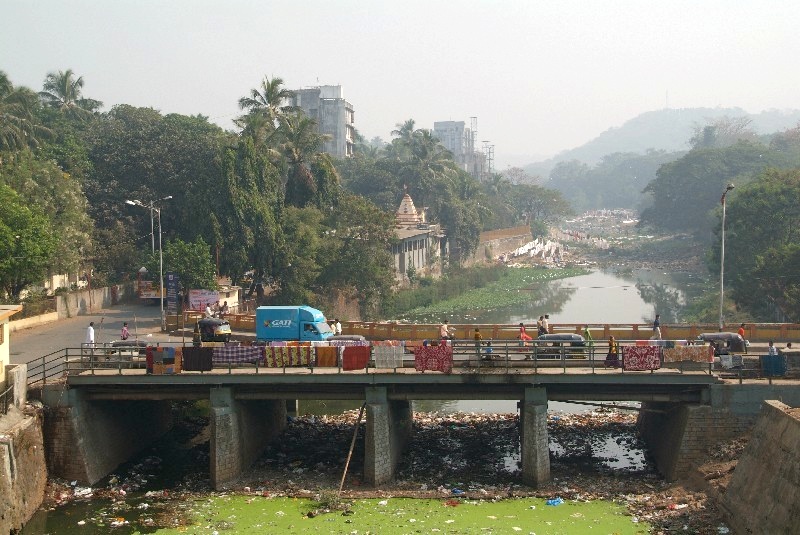 	Gujarat und Bombay, Indien: Fluss oder Kanalisation oder beides	