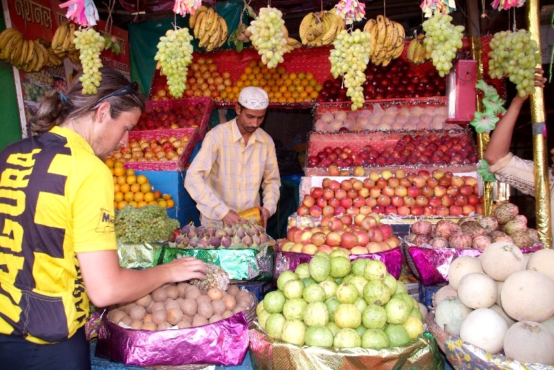 	Maharashtra und Goa, Indien: Obststand wir ergötzen uns an den tollen Früchten	