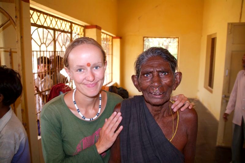 	Indien: Mandy mit alter Inderin	