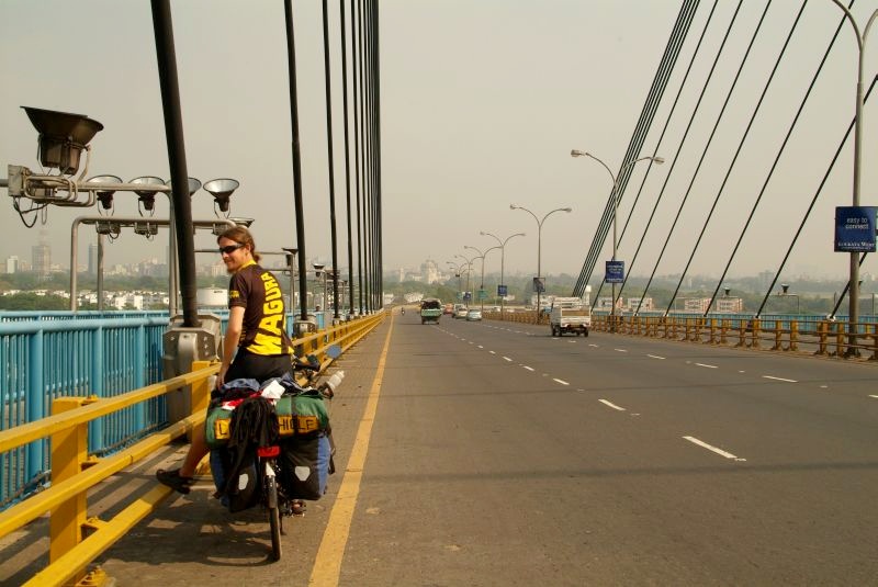 	Indien: Brücke über den Hugli Fluss bei Kalkutta	