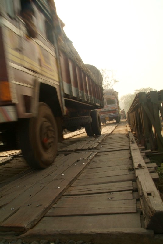 	Indien: Einspurige Brücke für den gesamten Verkehr Ostindiens	