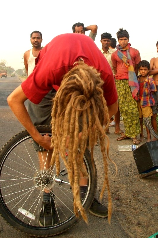 	Indien: Jean Phillipe flickt platten Reifen	