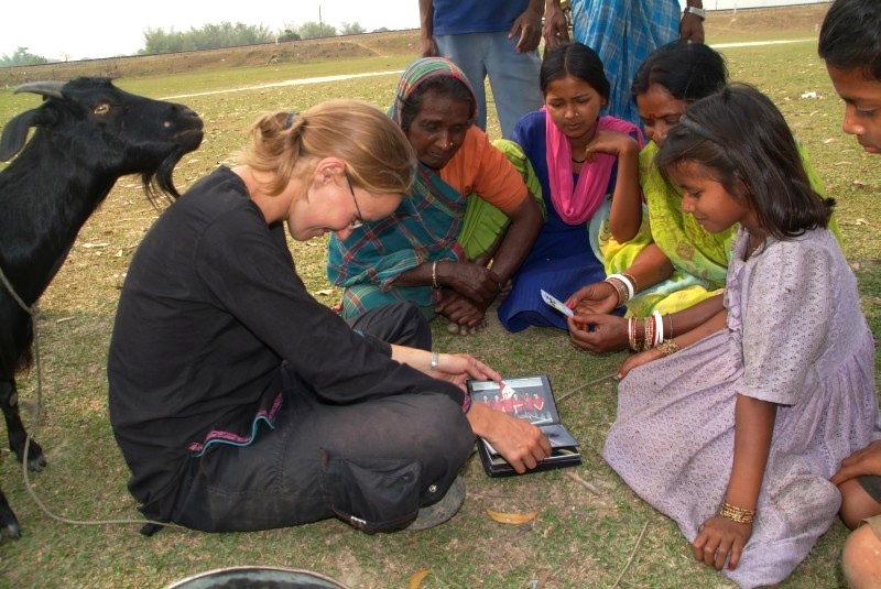 	Indien: Mandy zeigt einheimischen Frauen Bilder von unserem zu Hause	