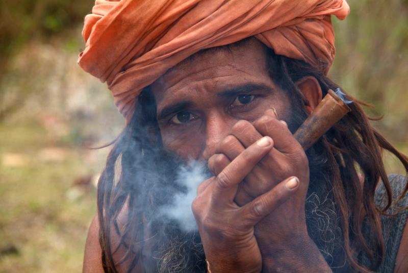 	Nepal: Sadhu raucht spezielle Pflanzen	