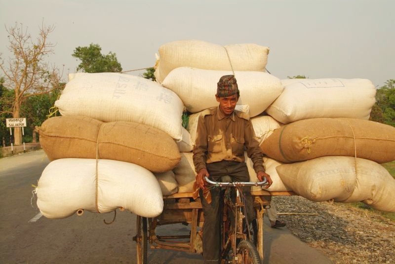 	Nepal: Überladenes Fahrrad	