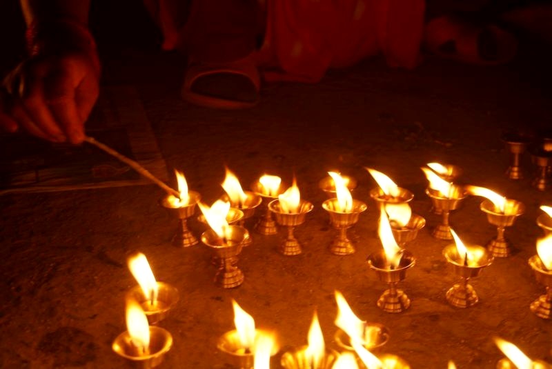 	Nepal: Lichter werden für die Regengöttin angezündet	