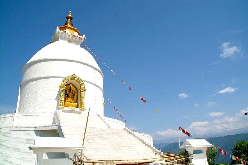 	Nepal: Friedensstupa in Pokhara Im Hintergrund ist der Achttausender Annapurna	