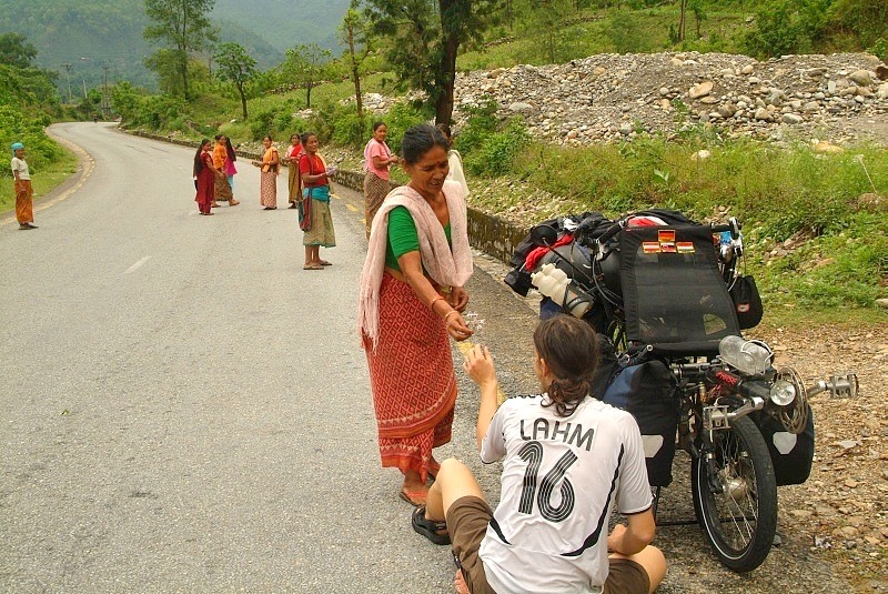 	Nepal: Nette vorbeigehende Frau schenkt uns Blumen	