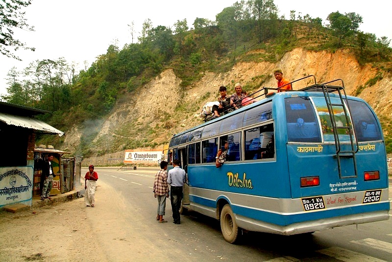 	Nepal: Dachplätze sind beim Bus sehr begehrt	