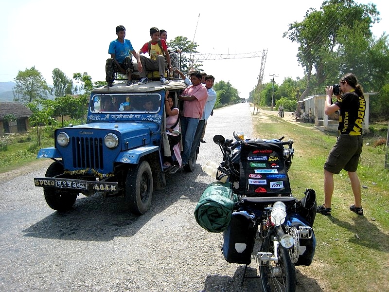 	Nepal: Die Autos sind auch hier hoffnungslos überladen	