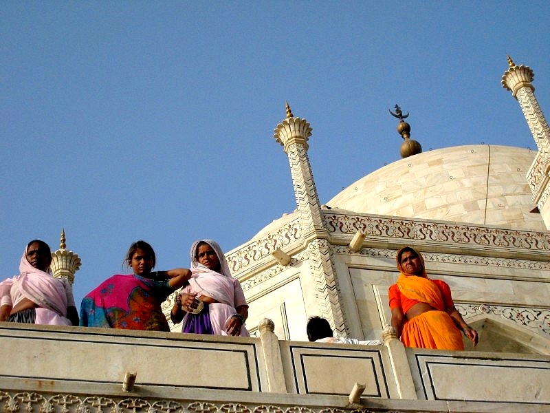 	Indien: Frauen beim Taj Mahal	