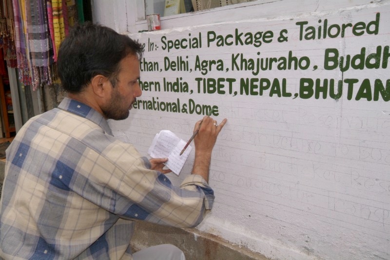 	Indien: Die Werbeschilder an den Läden in Indien sind ganz oft bemalt	