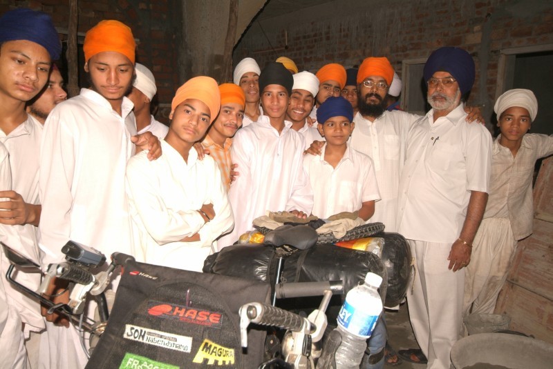 	Indien: Neugierige Sikhs in Punjab	