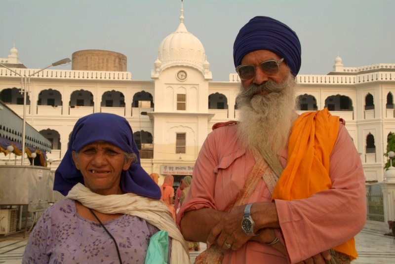 	Indien: Sikh Pilger am goldenen Tempel in Amritsar	