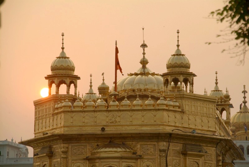 	Indien: Sonnenuntergang am goldenen Tempel in Amritsar	