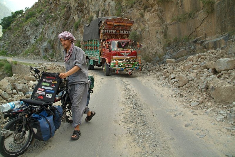 pakistan-Karakorum-highway-erdrutsch