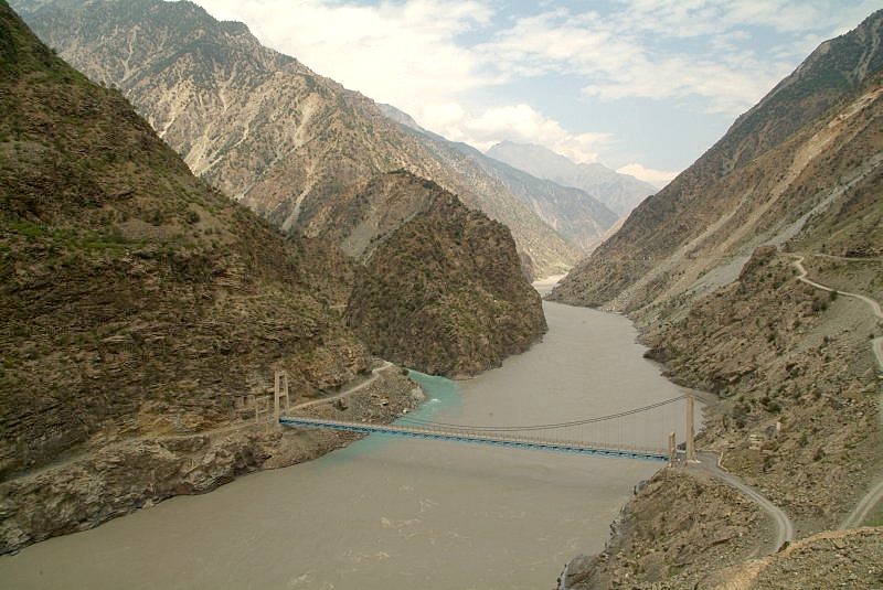 pakistan-Karakorum-highway-in-den-fels-gehauen