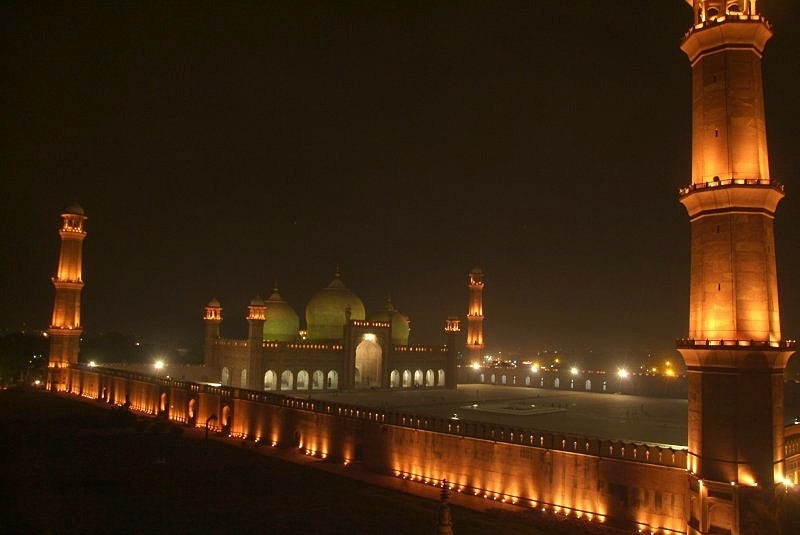 pakistan-lahore-badschahi-moschee-nachts-erleuchtet