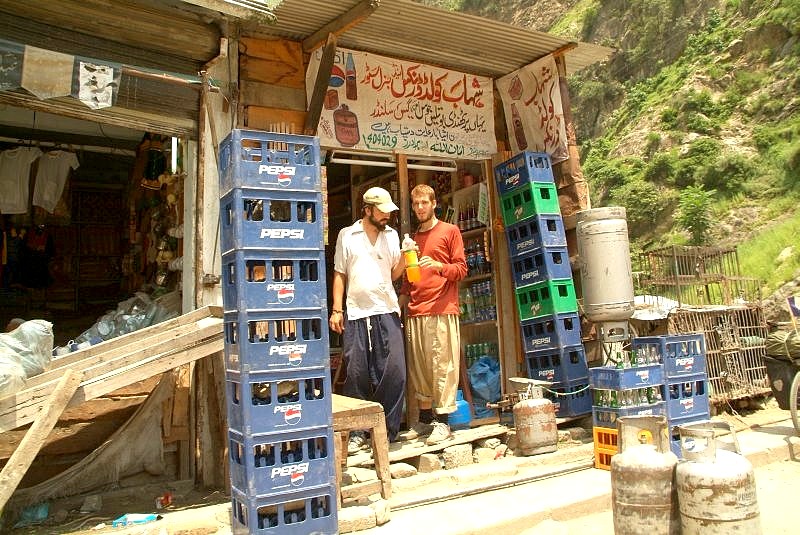 pakistan-karakorum-highway-ein-typischer-getraenkestopp