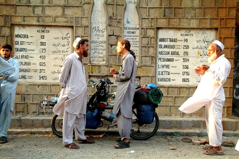 pakistan-karakorum-highway-kilometerstein-plausch-mit-einheimischen