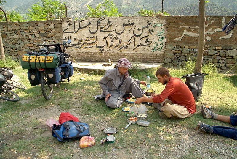 pakistan-karakorum-highway-mittagspause-mit-campingkocher