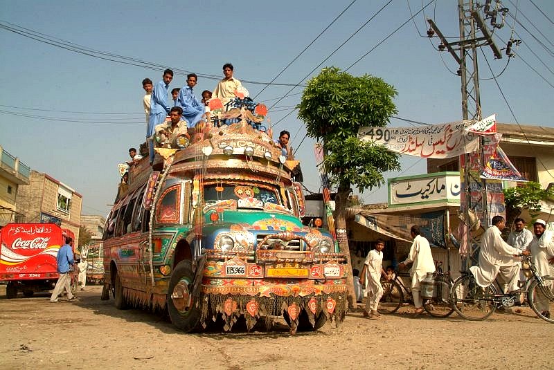 pakistan-phaenomenale-bus-bemalungen-dekorationen-menschentraube