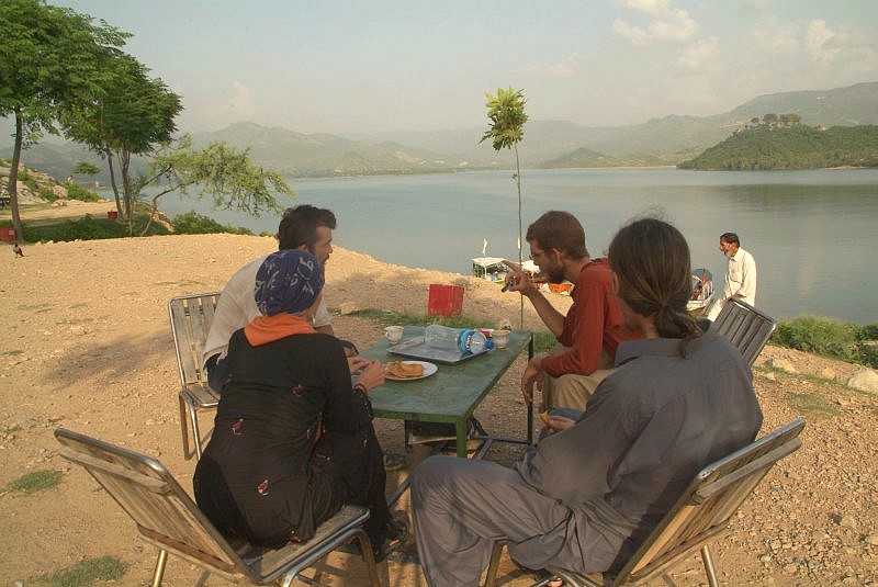 pakistan-uebernachtung-an-stausee