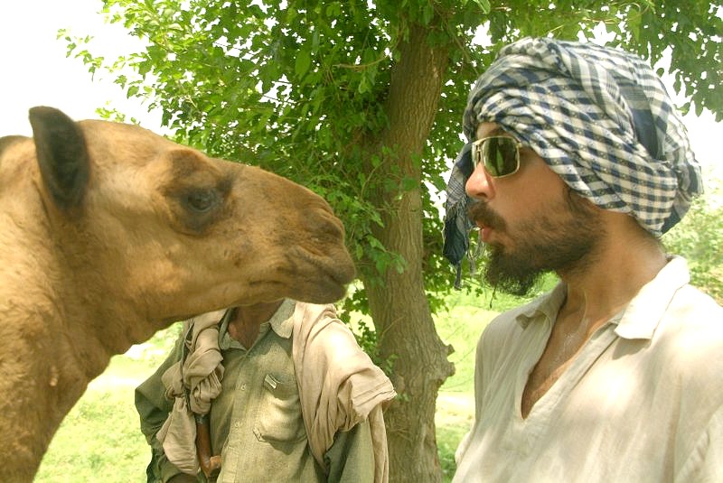 pakistan-wir-treffen-neben-der-strasse-auf-kameltreiber-2