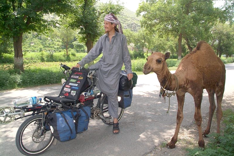 pakistan-wir-treffen-neben-der-strasse-auf-kameltreiber