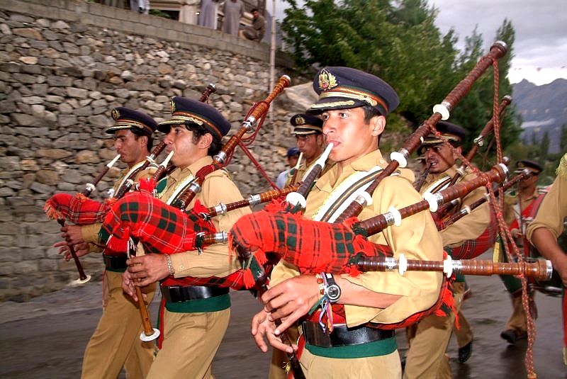 3-06-pakistan-karakorum-highway-nationalfeiertag-pakistan-wird-60