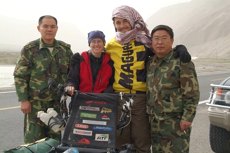 1-02-china-angehalten-von-soldaten-um-foto-zu-schiessen