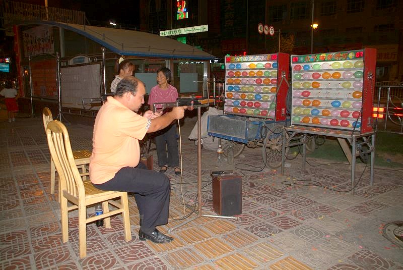 1-15-china-schiessstand-am-nachtmarkt-von-kashgar