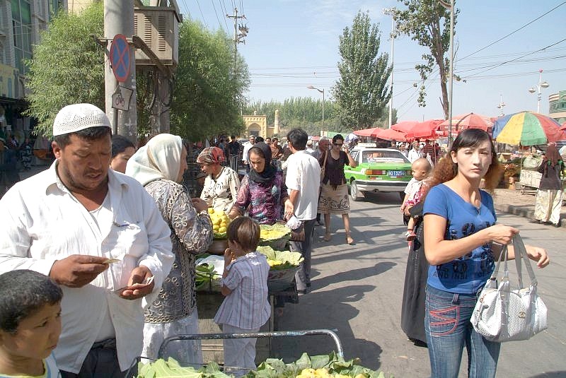 1-19-china-buntes-treiben-in-den-gassen-von-kashgar