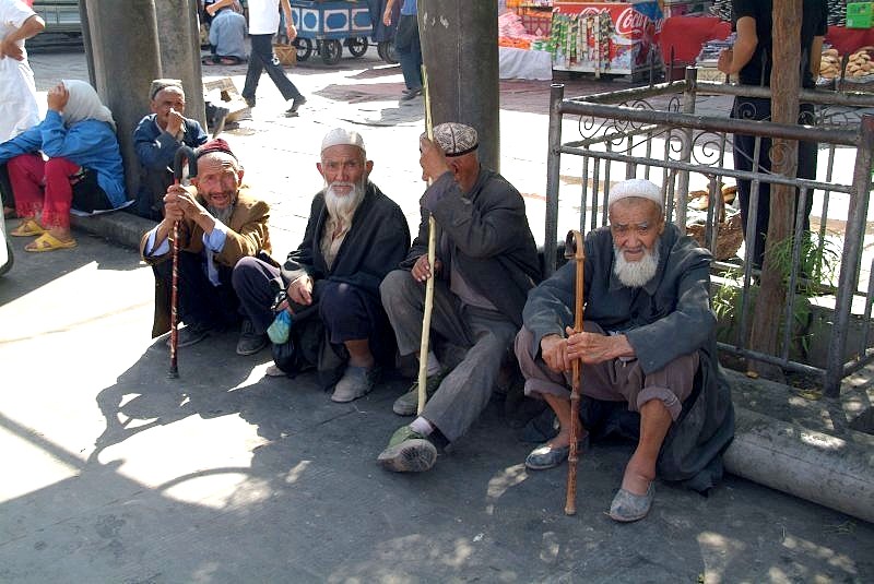 1-21-china-alte-maenner-in-den-gassen-von-kashgar